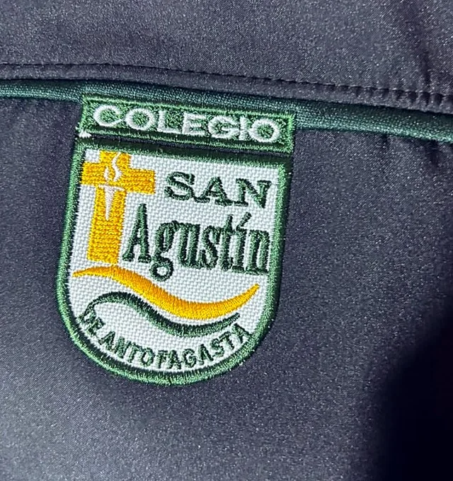 Insignia escolar bordada en chaqueta
